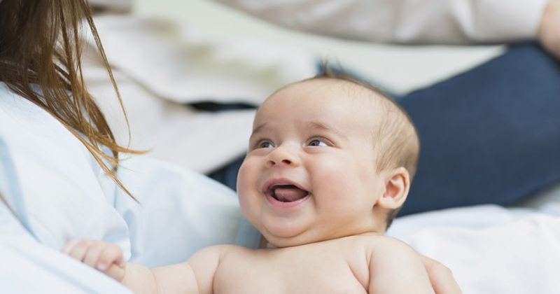 Gambar bayi sedang bermain dengan ibu bapa sebagai tips interaksi supaya cepat bercakap.