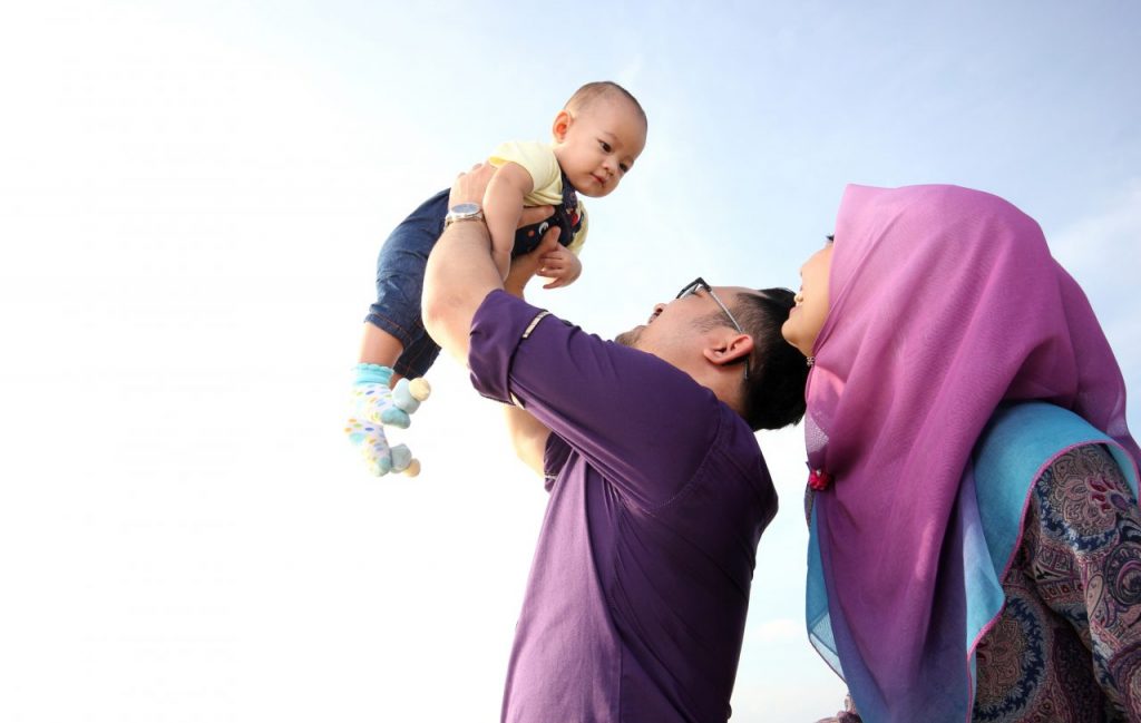 Ibuku sedang memeluk anak kecilnya dengan penuh kasih sayang