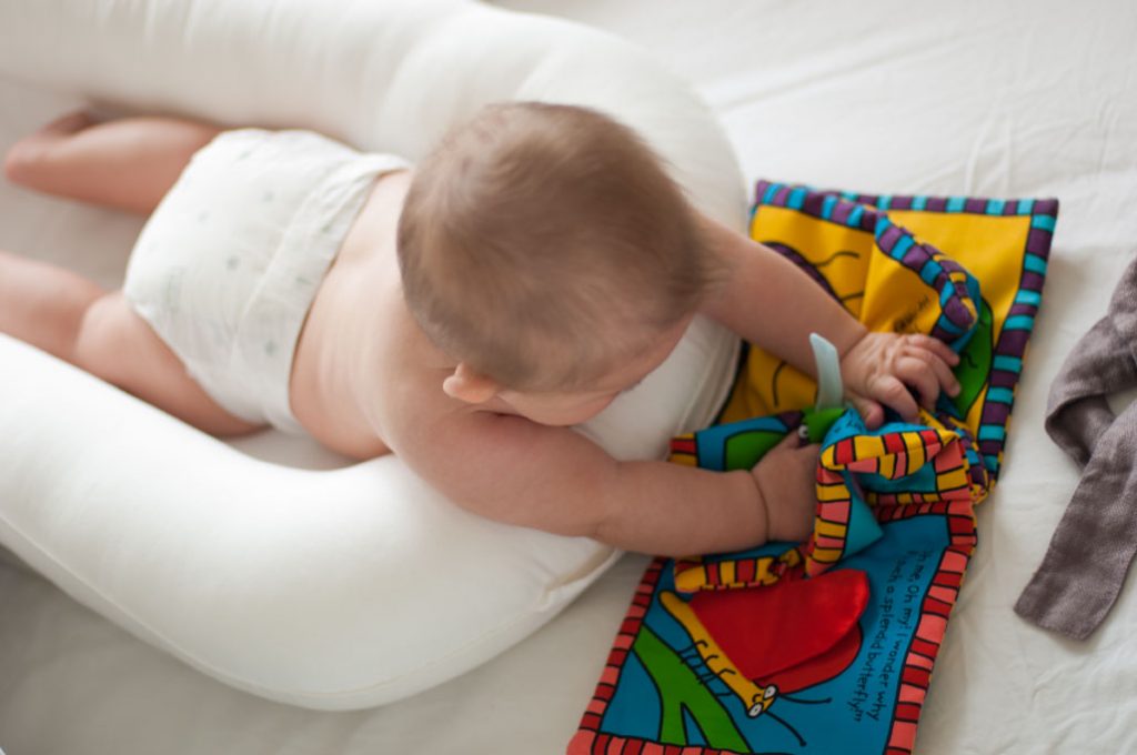 Bayi selesa berbaring telungkup di atas tilam bayi