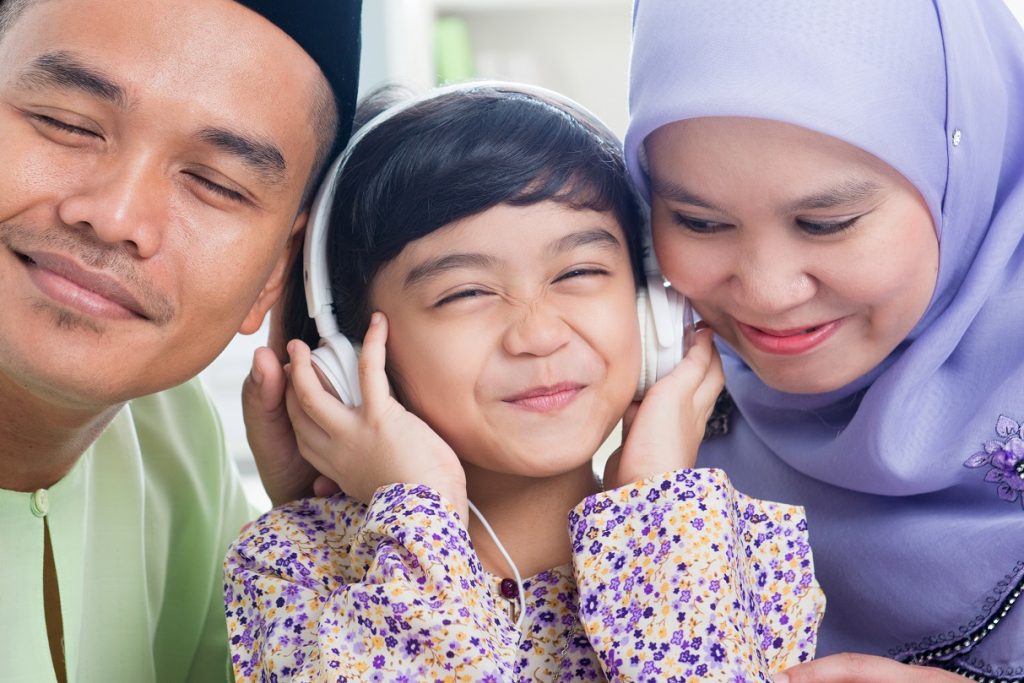 Ibu ayah berbual dengan anak kecil di ruang tamu