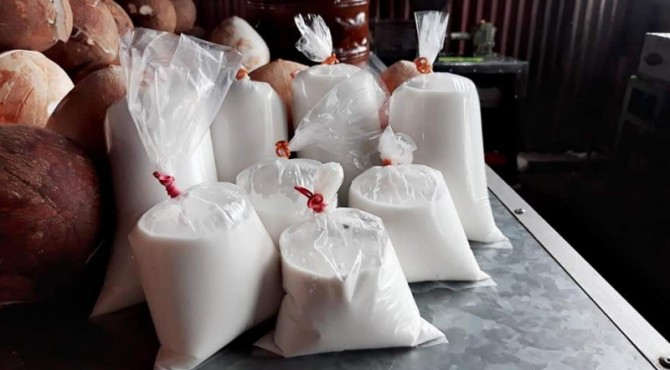 Santan segar dituang dari batang kelapa