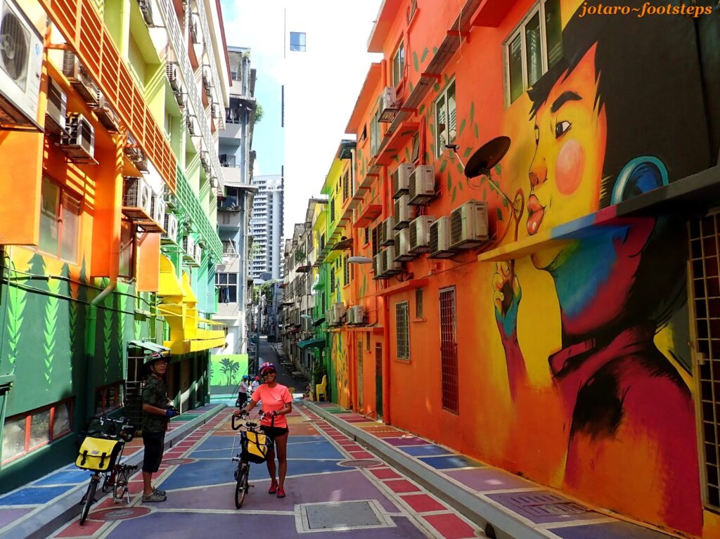 Lukisan seni jalanan di Jalan Alor