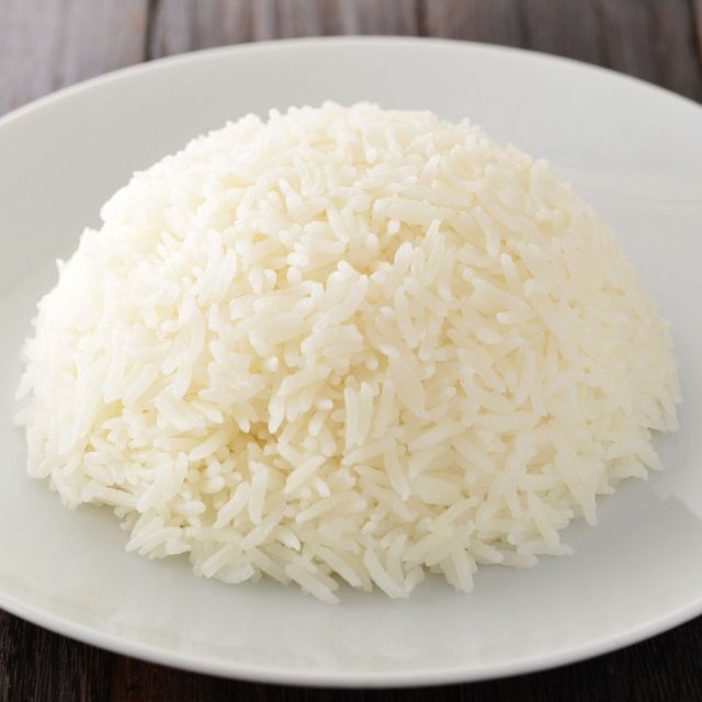 Sepinggan nasi putih yang baru dimasak berserta sudu