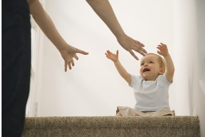 Bayi menangis dan menghulur tangan ke arah ibu