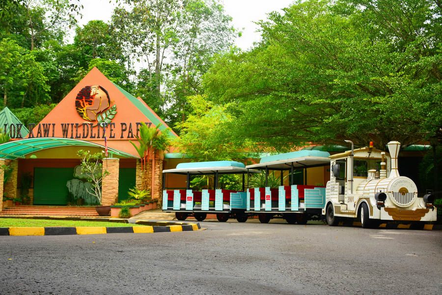 Pengunjung melihat haiwan di Lok Kawi Wildlife Park