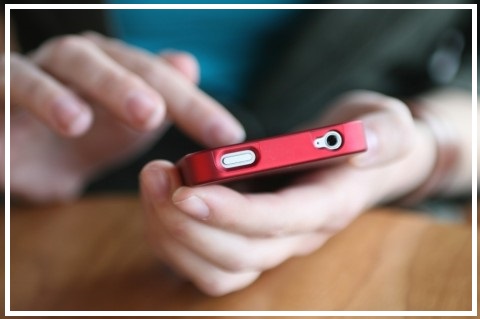 Anak berbual dengan ibu bapa melalui telefon