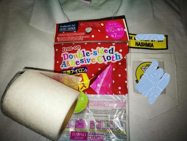 cara tampal lencana sekolah