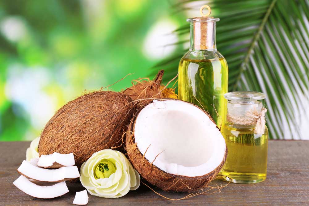 Botol minyak kelapa dara diletakkan berhampiran perut ibu mengandung
