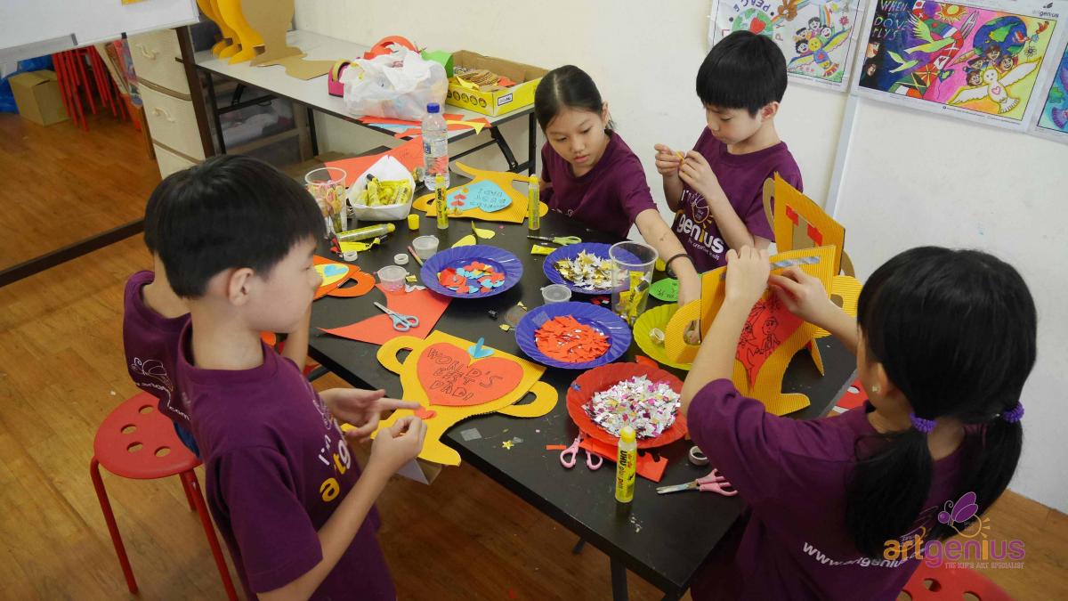 Kanak-kanak sedang melukis di Art Genius