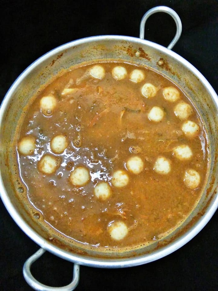 Proses memasak dan penyediaan kuah laksa yang pekat dan sedap