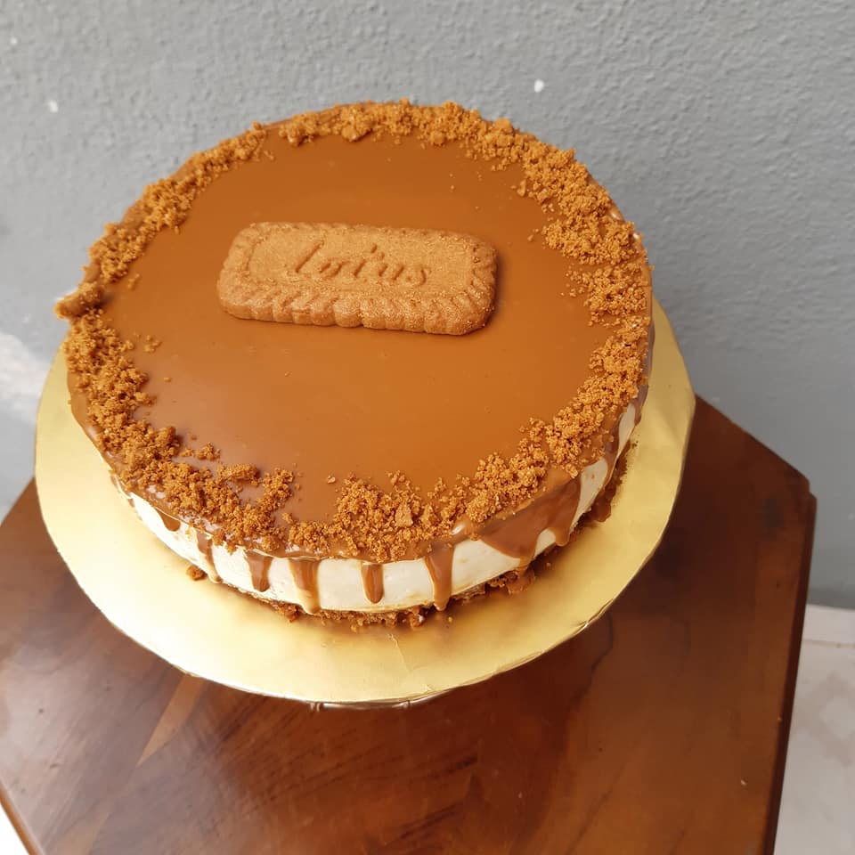 Kek keju Lotus Biscoff tanpa bakar yang telah siap dihiris dan diletakkan di atas piring.