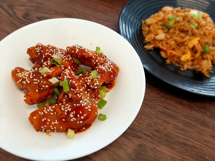Hidangan ayam goreng berlapis sos pedas Korea