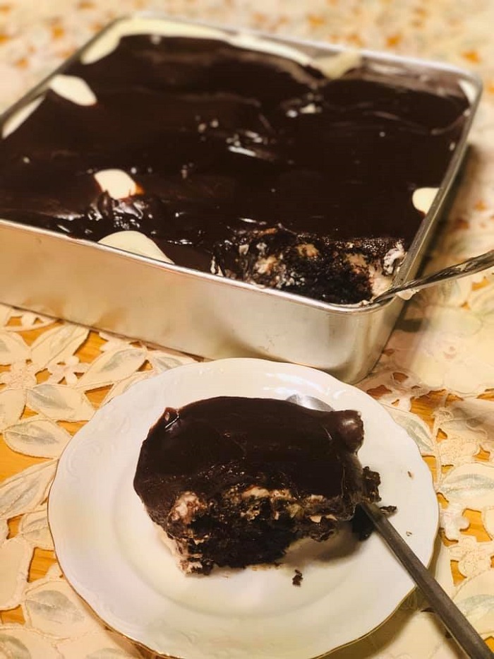 Kek Tornado dengan lapisan ganache coklat cair melimpah di atas lapisan cream cheese