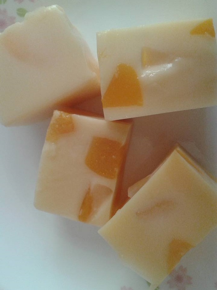 Puding buah peach yang segar dan moist di dalam loyang