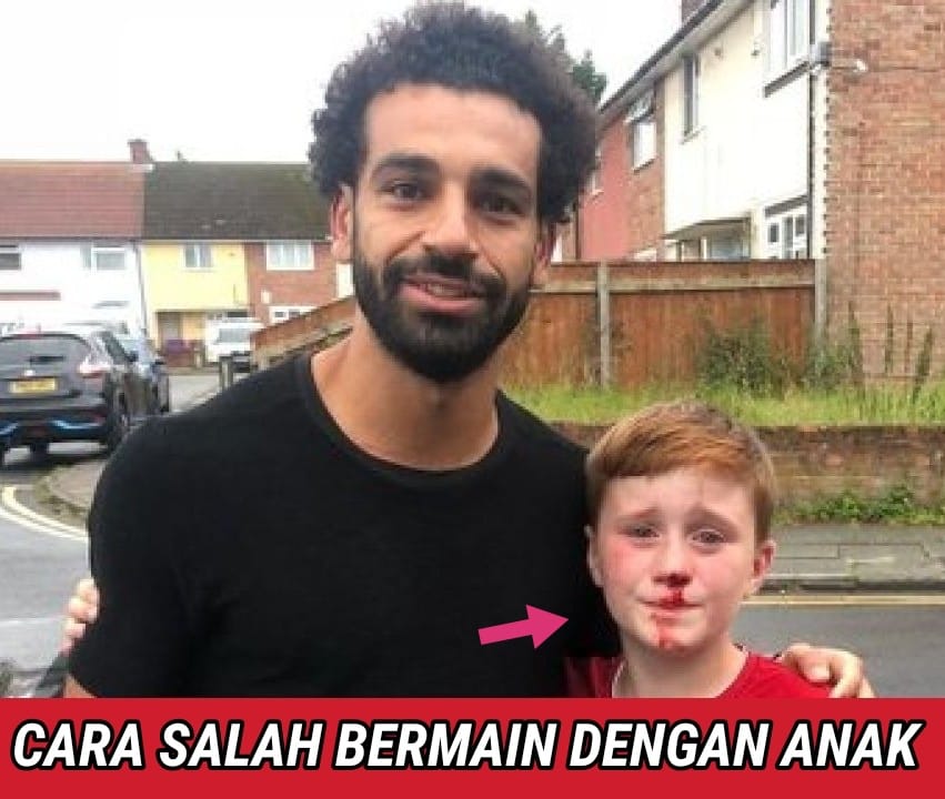 Gambar seorang ibu bapa sedang bermain bersama anak kecil di dalam rumah