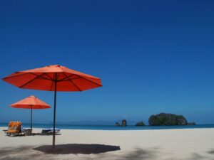 Pantai pasir putih dan air laut biru di Tanjung Rhu