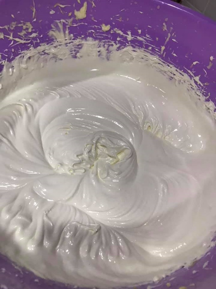 Mangkuk berisi whipping cream buatan sendiri yang telah dipukul kembang, imej dari Facebook.