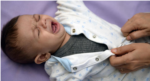 Gambarkan ibu bapa sedang memeluk dan menenangkan bayi yang menangis