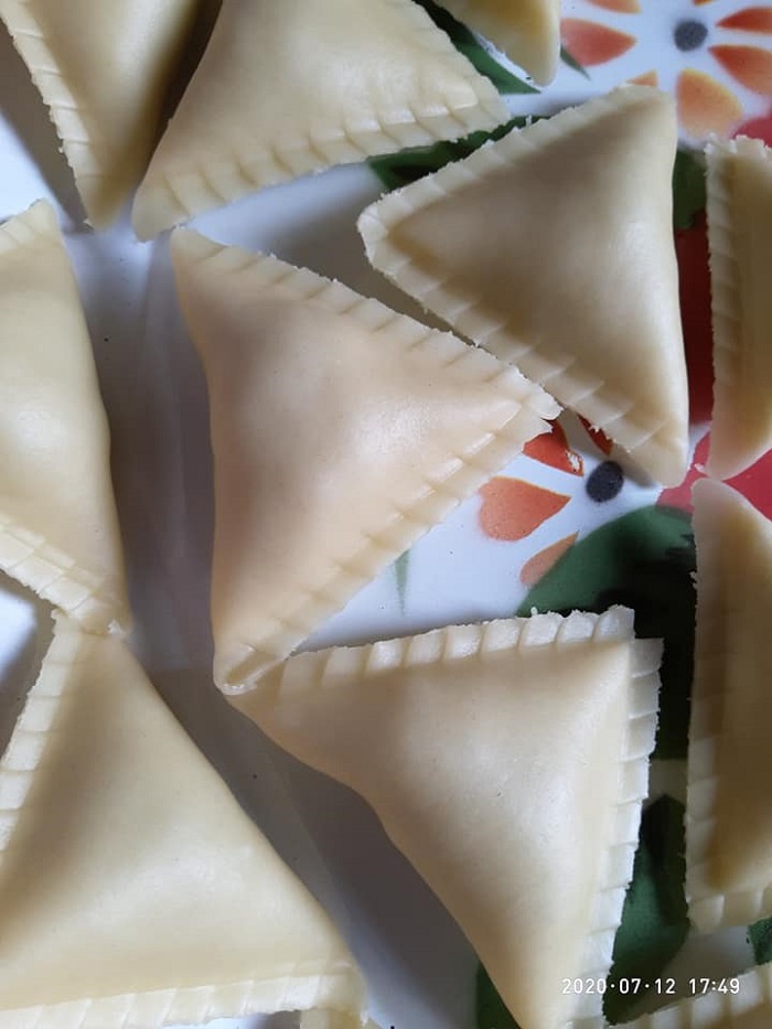 Gambar karipap ikan yang telah siap digoreng dengan inti kelapa parut berwarna putih