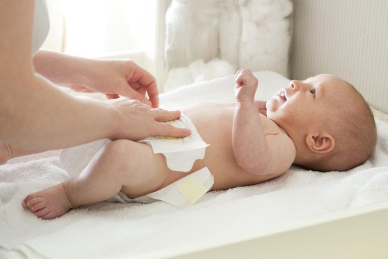 Gambar bayi sedang tidur lena memakai lampin bayi yang selesa dan kering