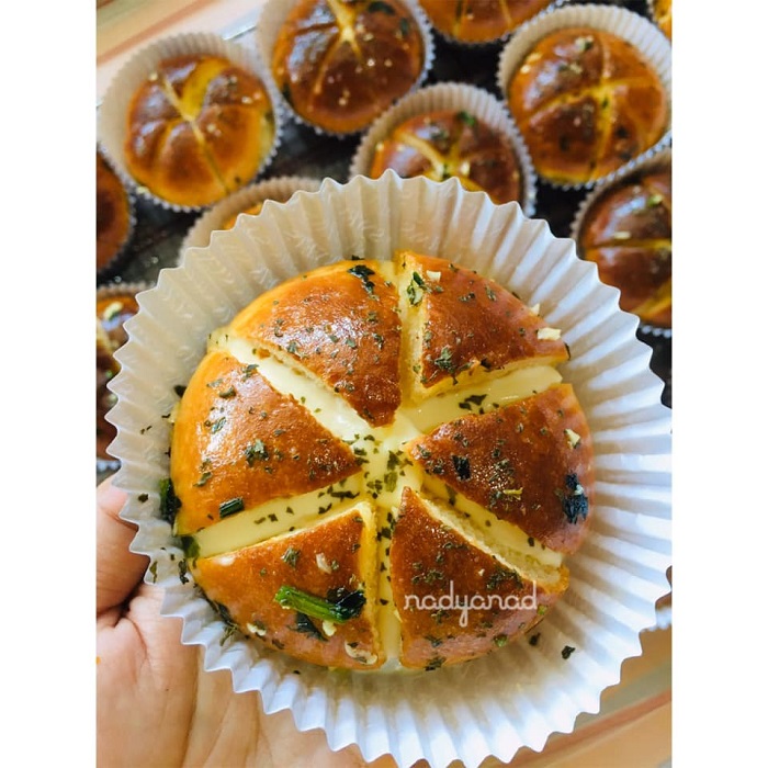 Roti garlic cheese ala Korea yang dibakar dengan isi cream cheese dan disalut garlic spread.