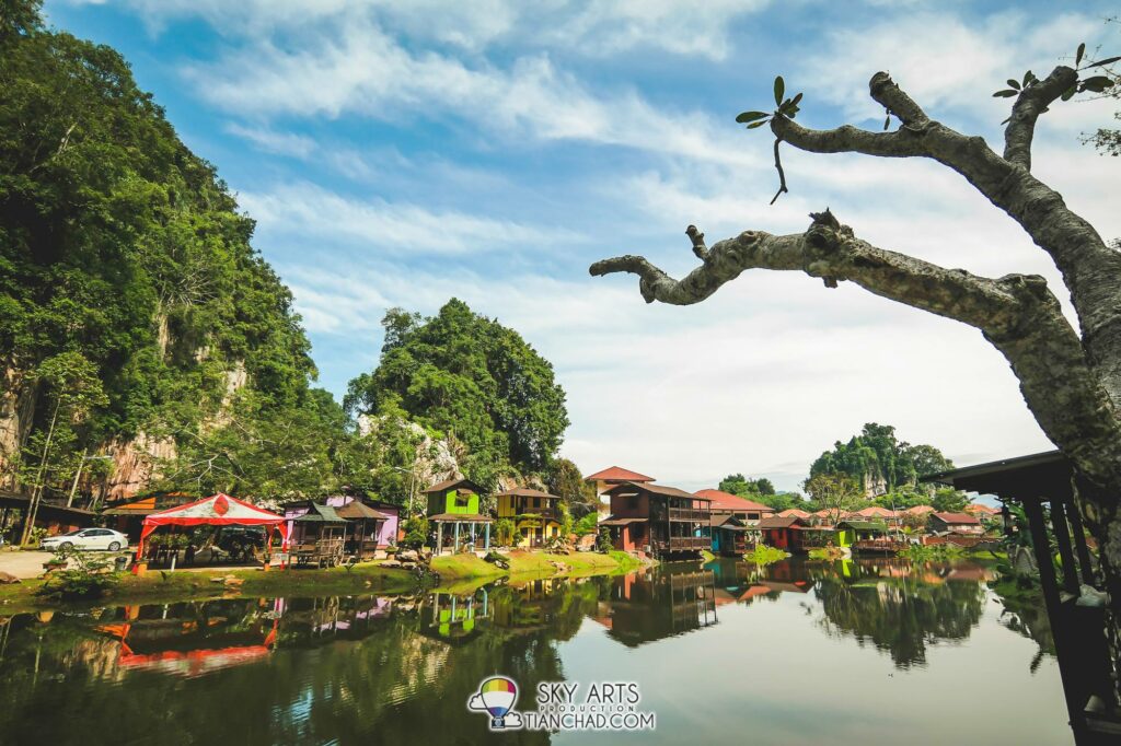 Taman budaya Qin Xin Ling dengan gerai dan hiasan