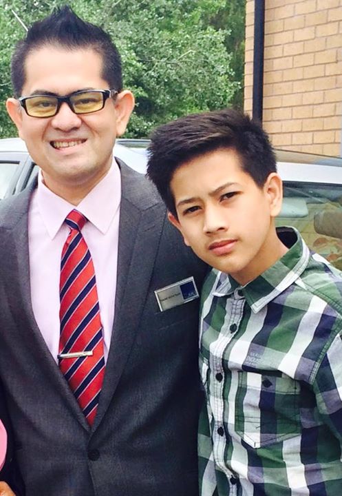 Gambar seorang bapa sedang membeli belah bersama anak-anak lelakinya di pusat membeli belah.