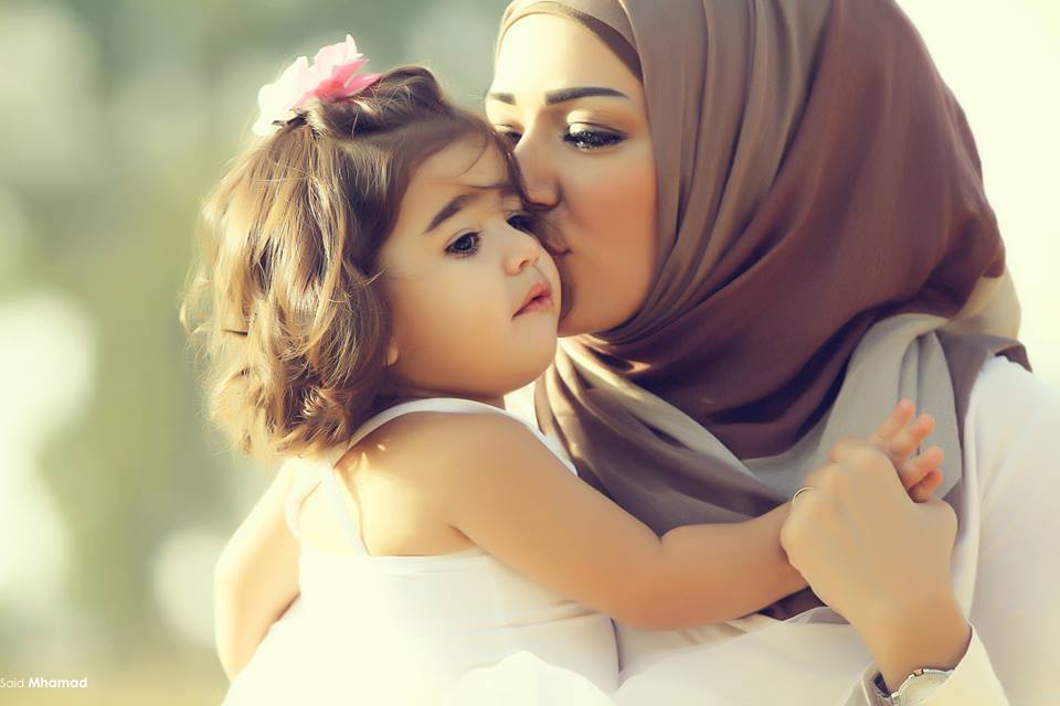 Ibu memeluk anak dengan penuh kasih sayang
