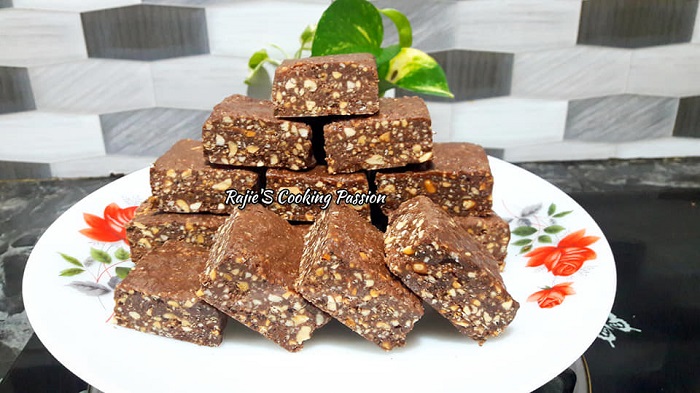 Candy coklat kacang tanah yang dipotong kecil berwarna coklat dengan taburan kacang tanah.