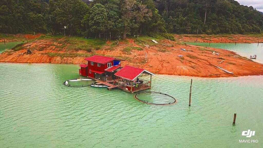 Rumah bot penginapan di atas permukaan Tasik Pedu