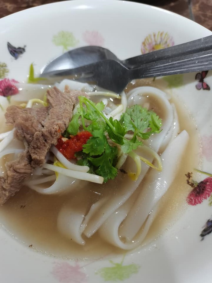 Se mangkuk Vietnamese Beef Noodle berkuah sup dengan hirisan daging, kuey teow dan daun ketumbar.