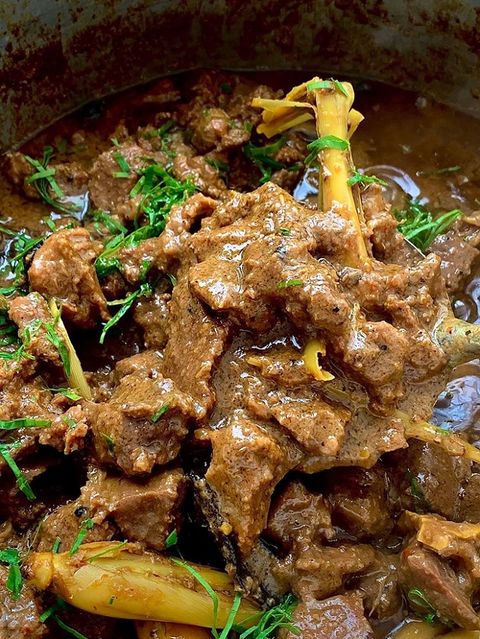 Sebuah hidangan rendang bali yang telah siap dimasak dengan daging berempah kelihatan perang dan pekat.