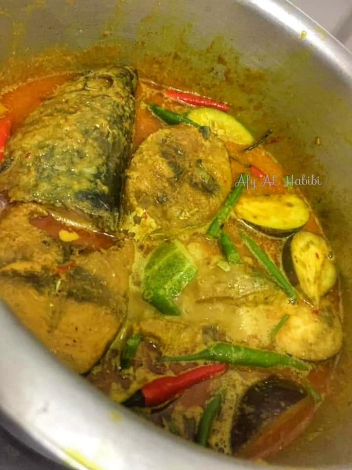Sepinggan hidangan gulai kuning ikan ayo dengan kuah pekat bersama hirisan timun dan cili padi
