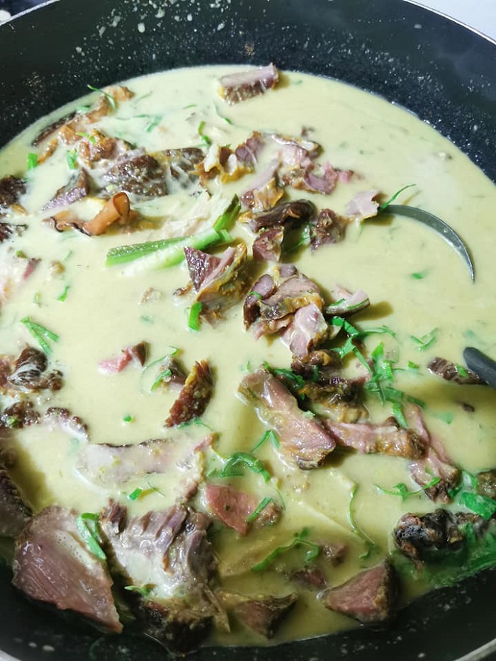 Daging salai masak lemak cili api dihidang di atas pinggan