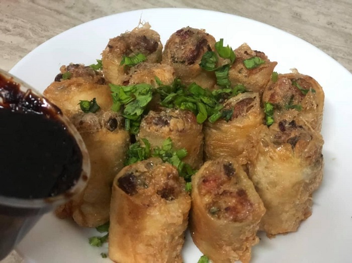 Gambar popia begedil yang telah digoreng berwarna kekuningan