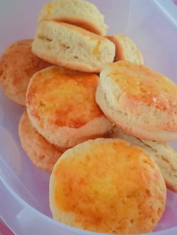 Scone bakar berbentuk bulat keperang-perangan di atas dulang pembakar.