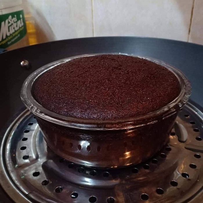 Proses penyediaan dan mengukus adunan kek Milo