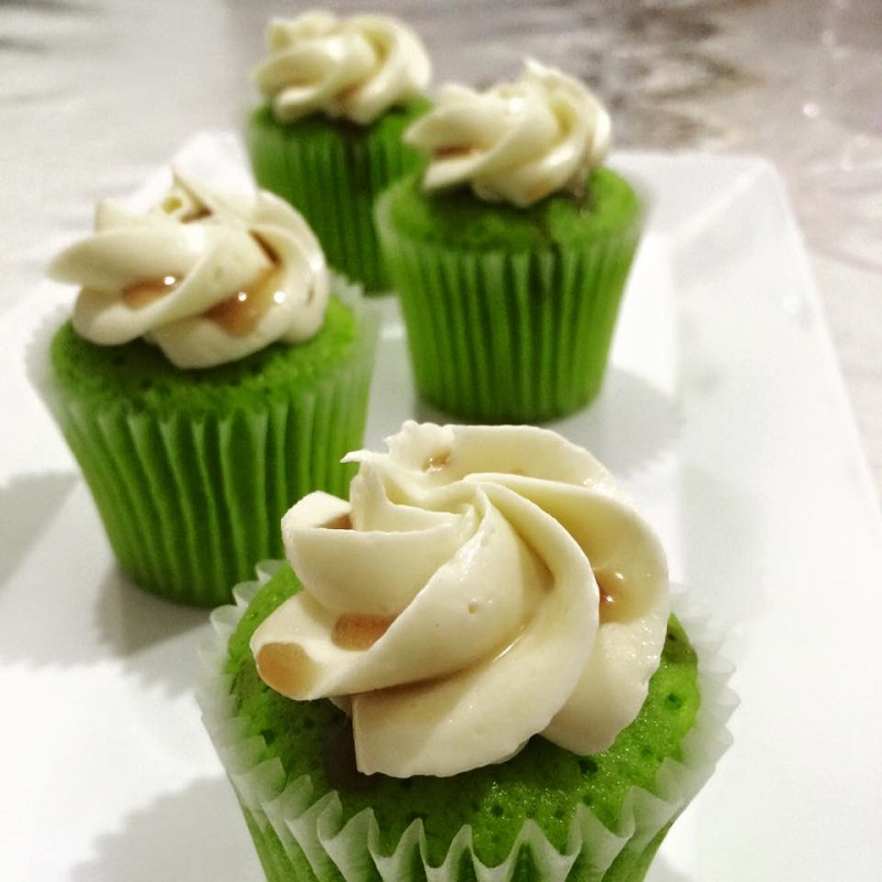 Gambar kek pandan gula melaka yang telah siap dipotong berserta frosting di atasnya