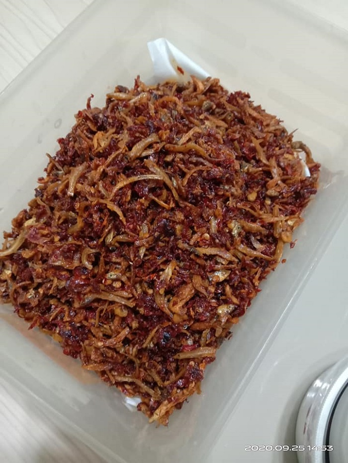 Sambal bilis rangup dalam bekas, kelihatan ikan bilis dan cili kering yang digoreng.