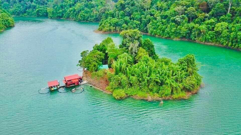 Pemandangan kehijauan Tasik Pedu di Kedah dengan bukit-bukau dan tasik luas terbentang.