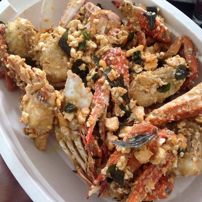 Gambar hidangan ketam telur masin yang digoreng dan disalut dengan kuah telur masin.