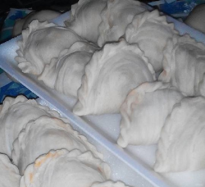 Karipap pusing berbentuk spiral yang rangup dan gebu terletak di atas pinggan