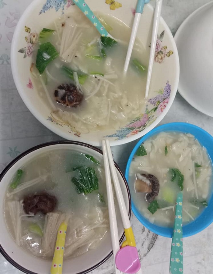 Lapisan doh nipis yang telah masak ditanggup keluar ke dalam sup