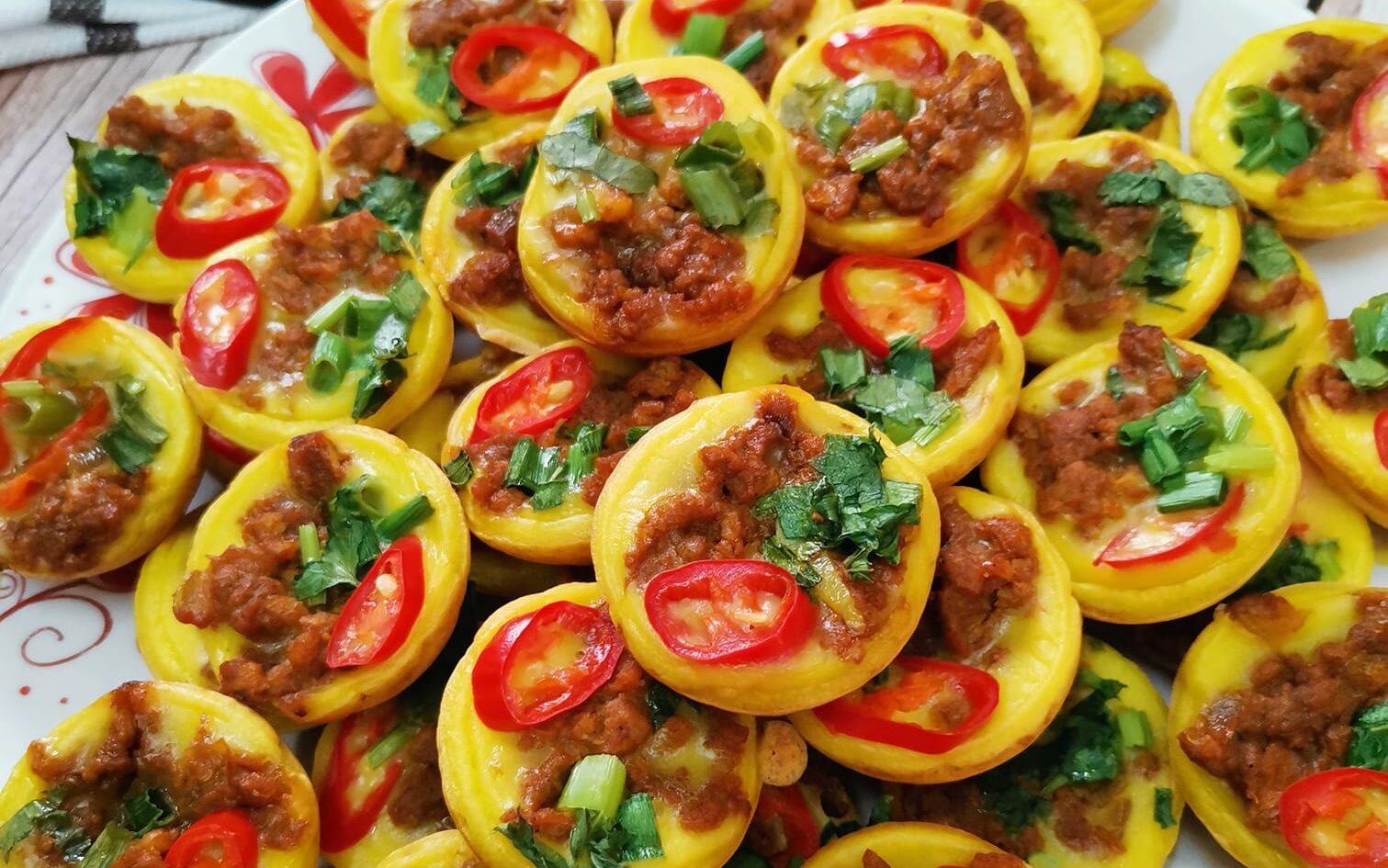 Kuih berlauk dengan inti sayur atau daging