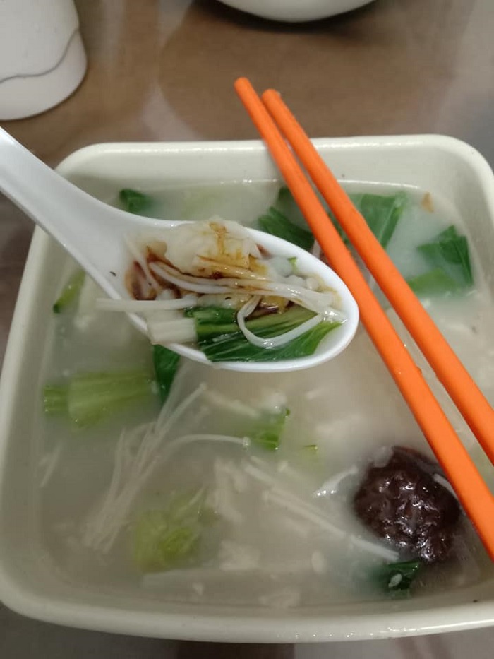Sebuah mangkuk berisi sup Ding Bian Hu @ Pian Bian Hu dengan mee tepung, sayur dan seafood.