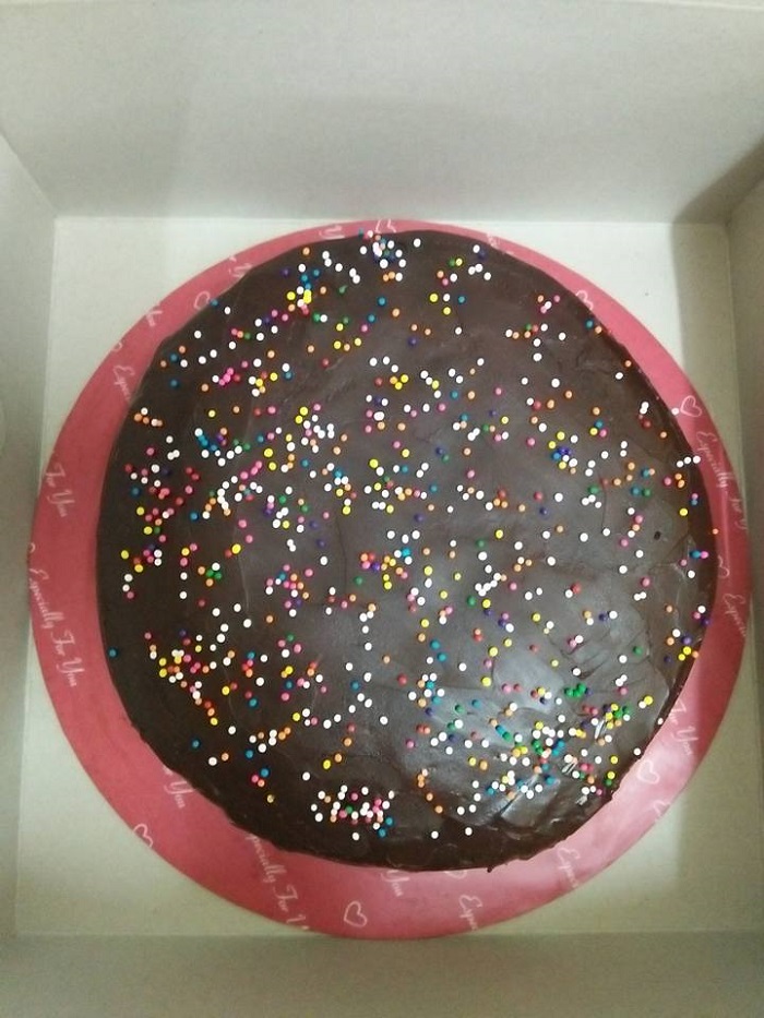 Proses melekatkan lapisan kek coklat