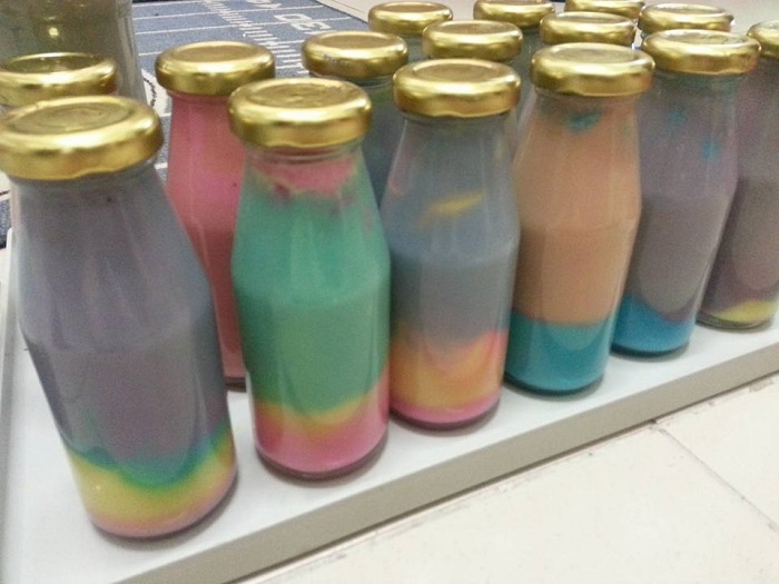 Cikedut, puding berwarna pelangi di dalam botol kaca