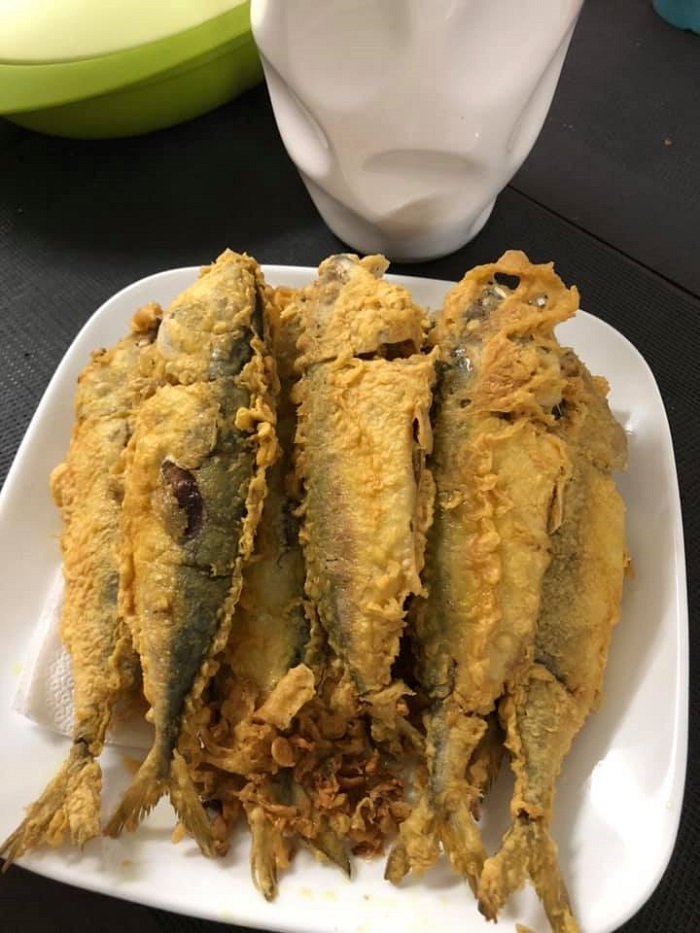 Gambar ikan celup tepung goreng yang rangup dan keemasan