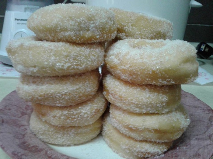 Donut Big Apple yang gebu dan rangup yang telah siap digoreng.