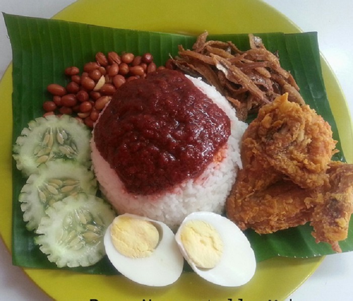 Sebungkus nasi lemak kukus dengan lauk sambal dan telur rebus sebagai makanan tradisional Malaysia